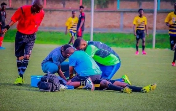 Burundili futbolçu oyun zamanı öldü