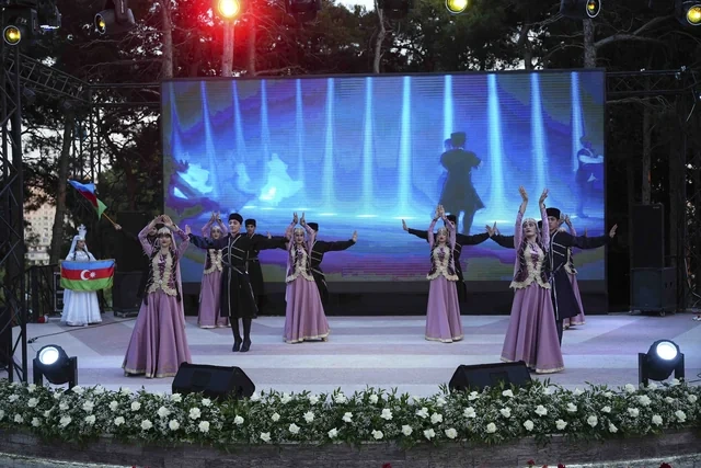 Xətai rayonunda Xalq şairi Sabir Rüstəmxanlının 80 illik yubileyinə həsr olunmuş təntənəli tədbir keçirilib