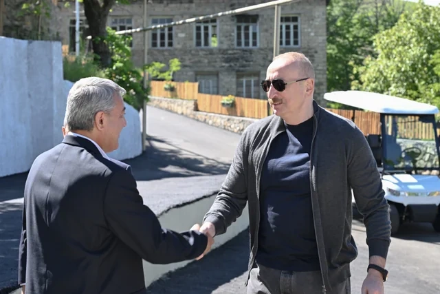 İlham Əliyev Şuşanın Böyük Qaladərəsi kəndində görülən işlərlə tanış olub, sakinlərlə görüşüb