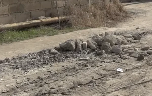 Maştağa qəsəbəsində YOL PROBLEMİ: "Boruların üstü ilə gedirik" - VİDEO