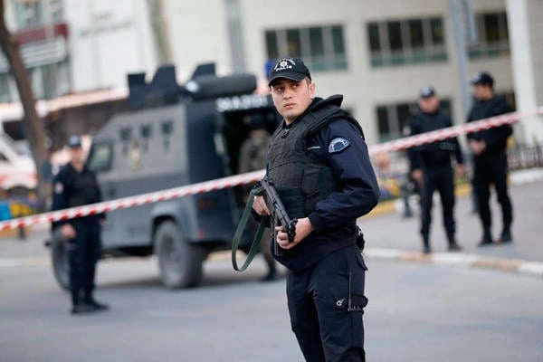 Türkiyədə məktəbə silahlı hücum: 7 yaralı