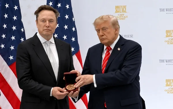 Donald Tramp İlon Maskı mükafatlandırdı