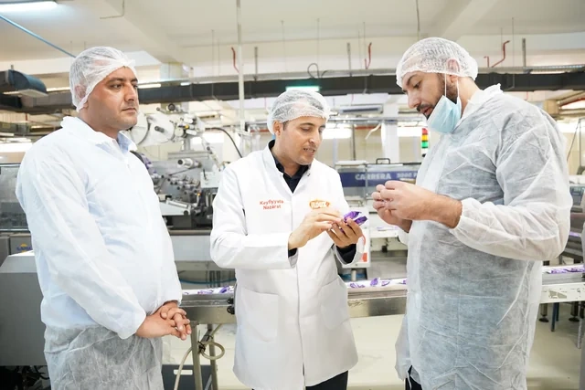 Media nümayəndələri "Made in Azerbaijan" brendini dünyaya tanıdan "Ulduz" fabriki ilə tanış olublar - FOTO