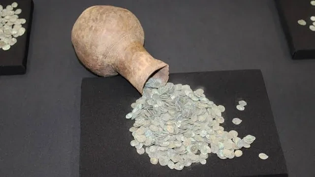 Rusiyada arxeoloqlar küpü açanda gözlərinə inanmadılar: Yarım milyard rublluq XƏZİNƏ tapıldı - FOTO