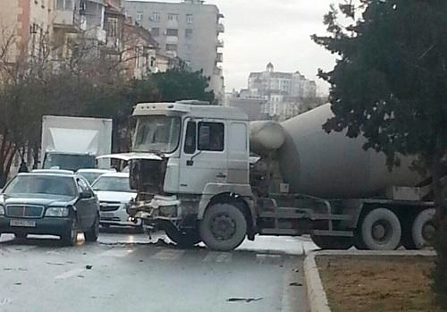Betonqarışdıran maşın körpüyə ilişib qaldı - Video