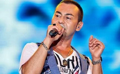 Sərdar Ortaç səhnədə yıxıldı - Video