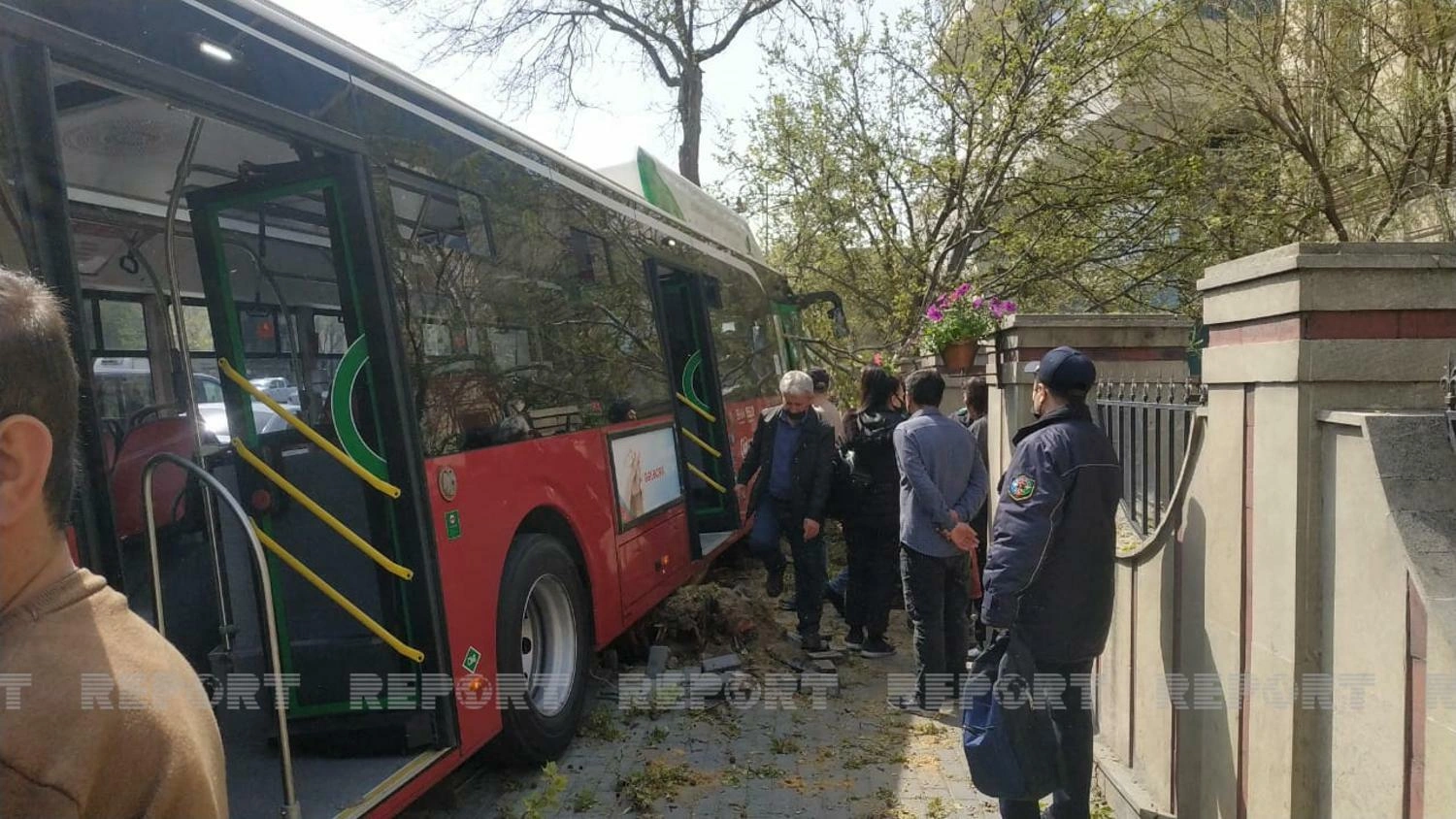 "Bakı Bus"a məxsus avtobus qəzaya uğradı - Video