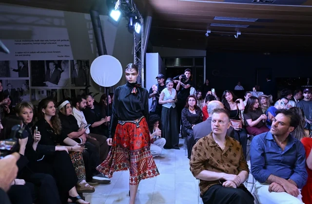 Azərbaycan Milli Xalça Muzeyində "Zamanın naxışları" moda nümayişi təşkil olunub - FOTO