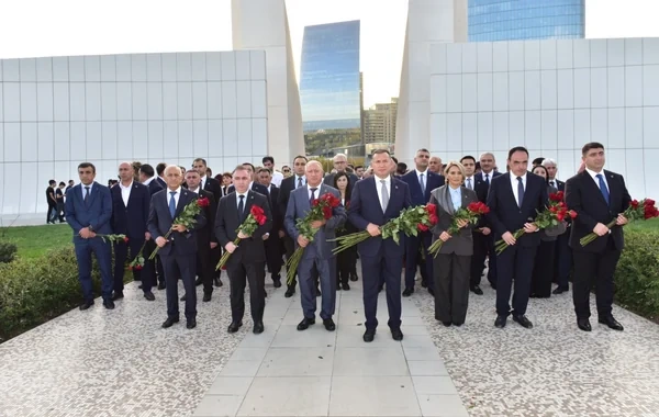 Azərbaycan Həmkarlar İttifaqları Konfederasiyasının, üzv və tabe təşkilatların kollektivləri Zəfər parkını ziyarət ediblər - FOTO