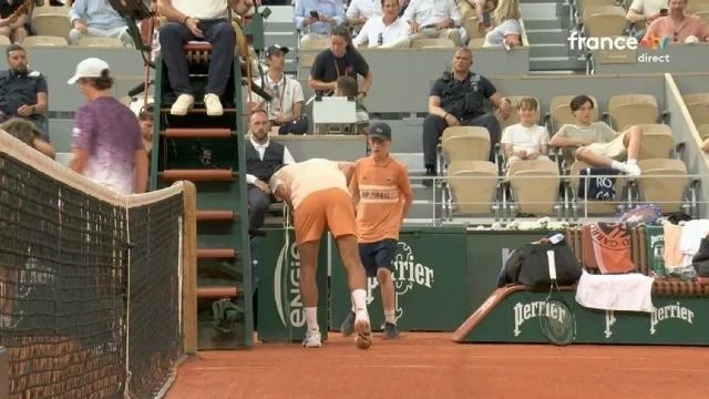 Novak Cokoviçin oyun zamanı halı pisləşdi - FOTO