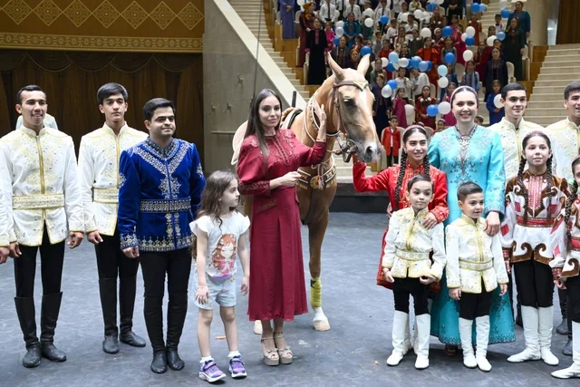 Leyla Əliyeva Arkadağ şəhərində əfsanəvi "Galkynyş" milli atüstü oyunlar qrupunun çıxışını izləyib - Foto