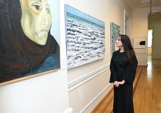 İlham Əliyev, Mehriban Əliyeva və ailə üzvləri "Mənim Abşeronum: Üstə gəl" adlı retrospektiv sərgi ilə tanış olublar - Foto