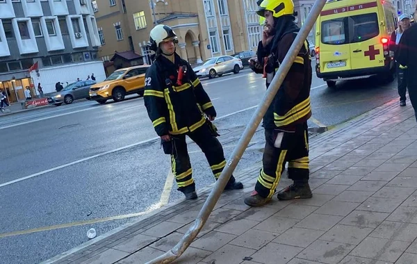 Moskvada avtomobil avtobus dayanacağına çırpılıb: Üç yaralı - FOTO - VİDEO