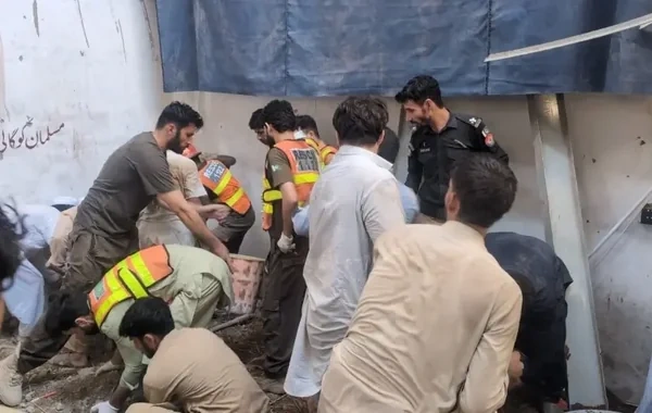 Pakistanda məktəbdə faciə: 20 şagird və bir müəllim həlak olub - Foto/Video