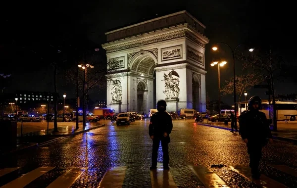 Parisdə polisə hücum etmiş şəxs xəstəxanada öldü