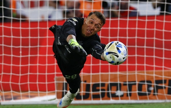 Muslera iki penaltini dəf edərək komandasını çempion etdi