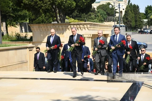 XİN-in kollektivi Fəxri və Şəhidlər xiyabanlarını ziyarət edib - FOTO
