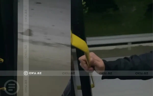 142 nömrəli avtobusda təhlükəli anlar: Sürücü sıxlıqda açıq qapı ilə hərəkət etdi - Video