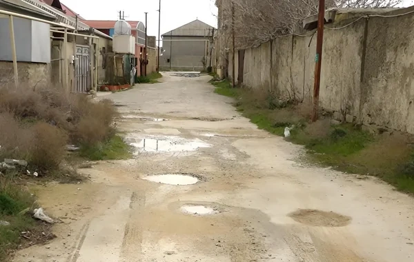 Zığ qəsəbəsində YOL PROBLEMİ: "Pulunu yedilər, buranı düzəltmədilər" - VİDEO