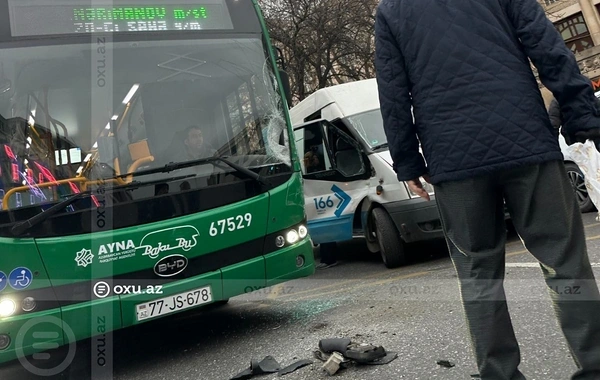 "BakuBus"ın avtobusu yük maşını ilə toqquşdu