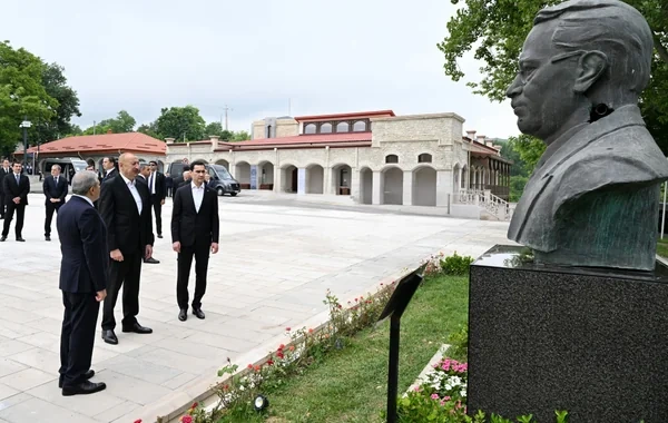 Prezidentlər Şuşada Azərbaycanın tanınmış şəxsiyyətlərinin işğal dövründə güllələnmiş büstlərinə baxıblar - FOTO