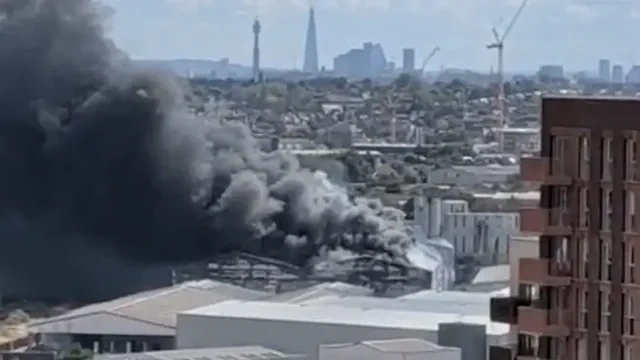Londonda "Uembli" stadionu yaxınlığındakı GÜCLÜ YANĞIN - FOTO-VİDEO