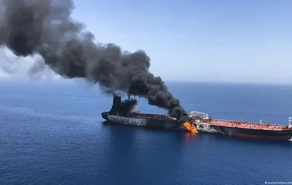 Hörmüz boğazında GƏRGİNLİK: Tankerə zərbə endirildi
