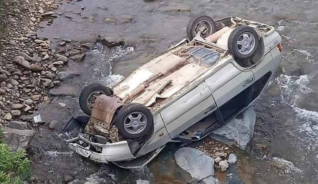 Sürücü sükan arxasında öldü, maşın gölə düşdü