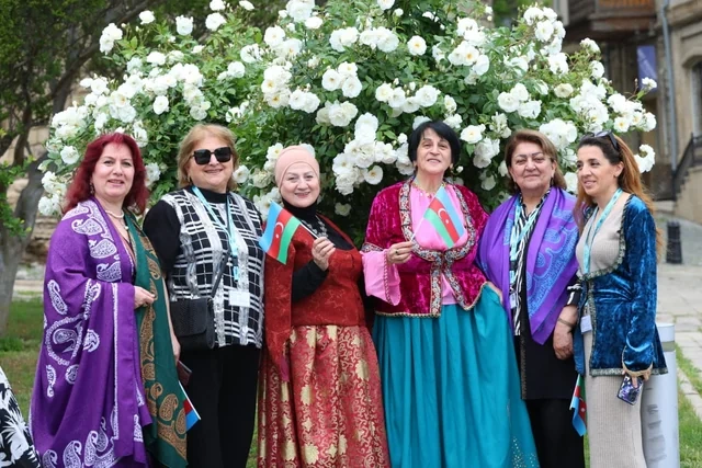 Bakının mərkəzində milli geyimlərdə gəzinti-yürüş təşkil olunub