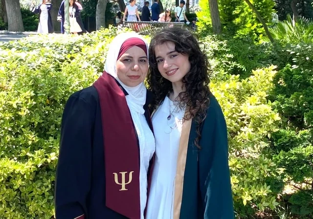 Ana qızı ilə eyni ildə ali məktəbi bitirdi: 20 il sonra gerçəkləşən arzu - FOTO