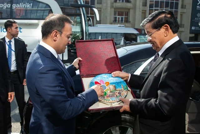 Laos prezidenti "ASAN xidmət"də olub - Foto
