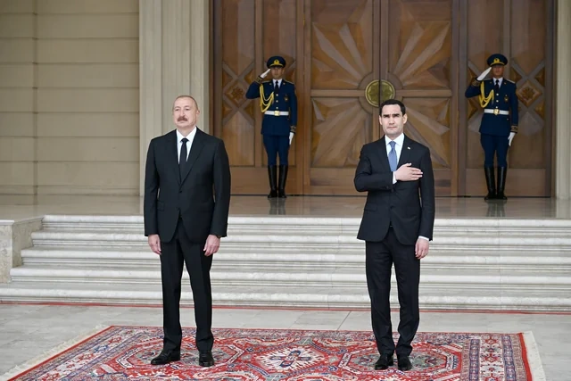 İlham Əliyev Sərdar Berdiməhəmmədovu Bakıda qarşıladı - FOTO