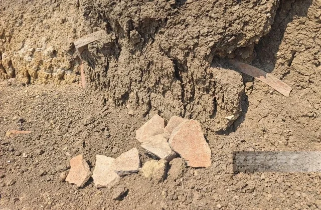Cəlilabadda yol tikintisi zamanı minilliklər əvvələ aid saxsı qablar tapıldı - FOTO