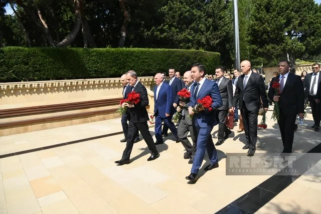 XİN-in kollektivi Fəxri və Şəhidlər xiyabanlarını ziyarət edib - FOTO