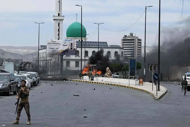 Dəməşqdə silah istehsalı mərkəzinin yaxınlığında avtomobil partladıldı: Ölən var - FOTO - VİDEO