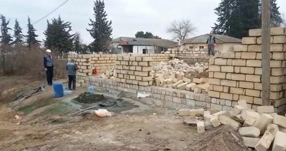 Binəqədidə qanunsuz tikili söküldü - Video