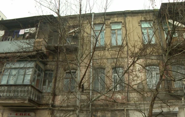 Bakıda iki əsrə yaxın yaşı olan bina qəzalı vəziyyətə düşüb - VİDEO
