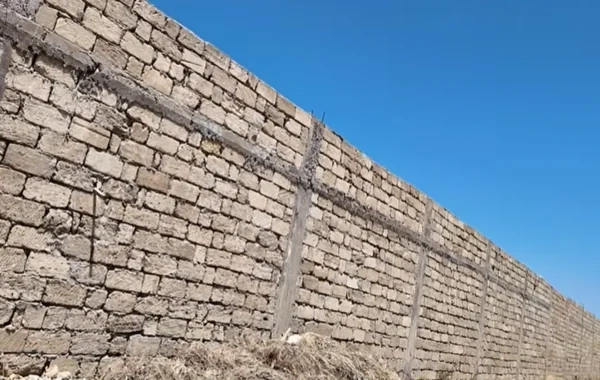 "Elə davranırlar ki, sanki buralar ulu babalarından miras qalıb" - Sakinlər dəniz sahilinin hasarlanmasından ŞİKAYƏTÇİDİRLƏR - VİDEO