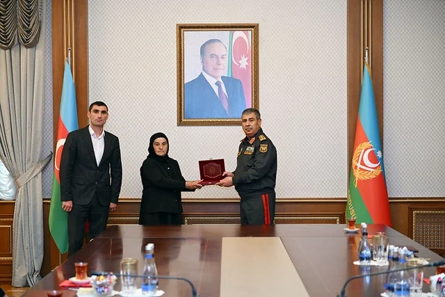 Milli qəhrəmanlarımızın ailələlərinə medallar təqdim olundu - FOTO