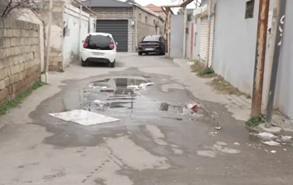 Xırdalanda içməli su küçəyə axır: "Kimsə problemə məhəl qoymur" - VİDEO