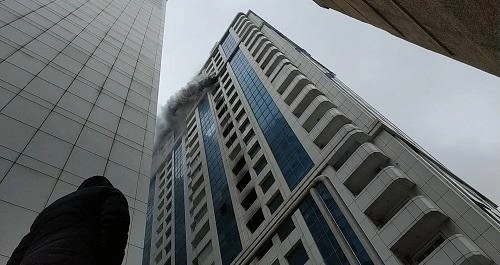 Nərimanovda binada yanğın: sakinlər təxliyə olundu