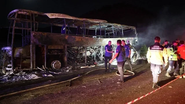 Türkiyədə dəhşətli avtobus qəzası: Həyat yoldaşını xilas etdi, özü isə doqquz aylıq körpəsi ilə can verdi - FOTO - VİDEO