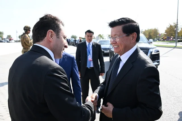 Laos Prezidenti Zəfər parkını ziyarət edib - Foto