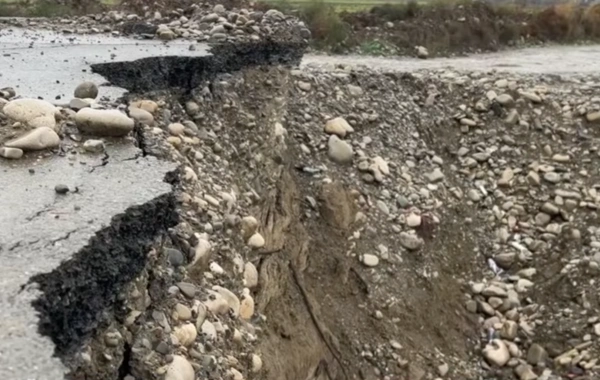 Ağsuda çay daşdı, üç kəndi rayon mərkəzinə bağlayan yolda təhlükəli vəziyyət yarandı