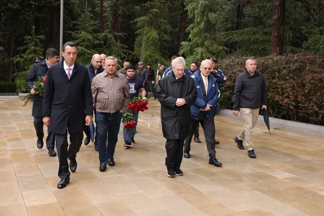 "Fənərbağça" və "Turan Tovuz"un nümayəndələri Heydər Əliyevin məzarını, Şəhidlər xiyabanını ziyarət ediblər - Foto