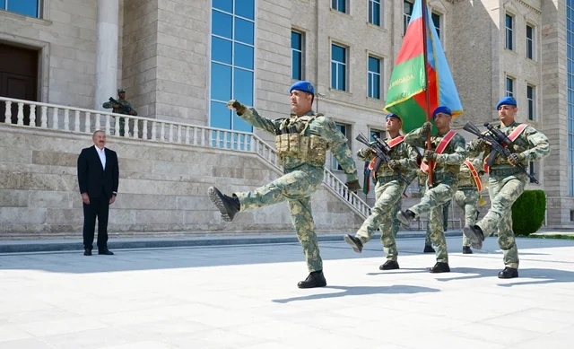 Prezident Əlahiddə Ümumqoşun Orduda yeni yaradılan komando hərbi hissələrinə Döyüş bayraqlarının verilməsi mərasimində iştirak edib - VİDEO