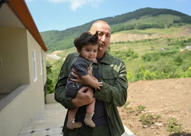 Prezident Kiçik Qaladərəsində görülən işlərlə tanış olub və kəndə qayıdan sakinlərlə görüşüb - FOTO