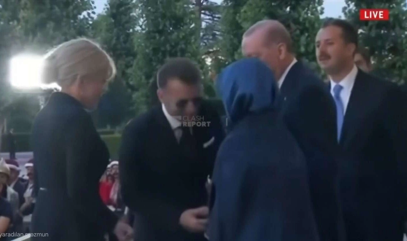 Makron Əminə Ərdoğanın əlini öpmək istədi - Video