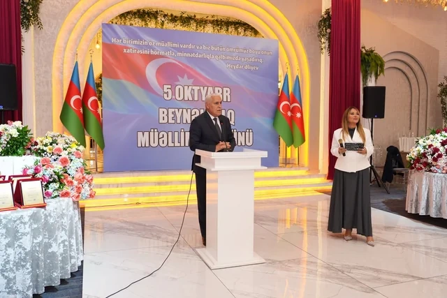 Xətai rayonunda Beynəlxalq Müəllimlər Günü münasibətilə "Zirvəyə Aparan İşıq" adlı tədbir keçirilib - Foto/Video