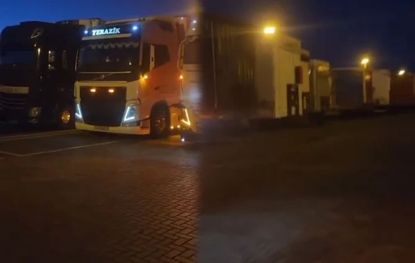 "Yüklə dolu maşınlar Bakı Beynəlxalq Dəniz Ticarəti Limanında qalıb" - ŞİKAYƏT